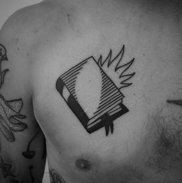 胸部old school黑白色封闭的书纹身图案