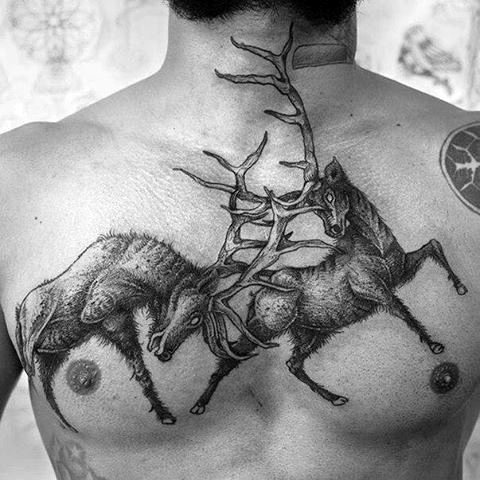 雕刻风格黑色打架的鹿纹身图案