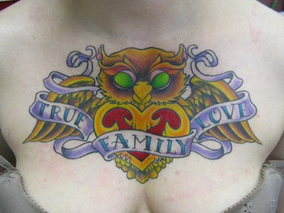心形猫头鹰字母胸部纹身图案
