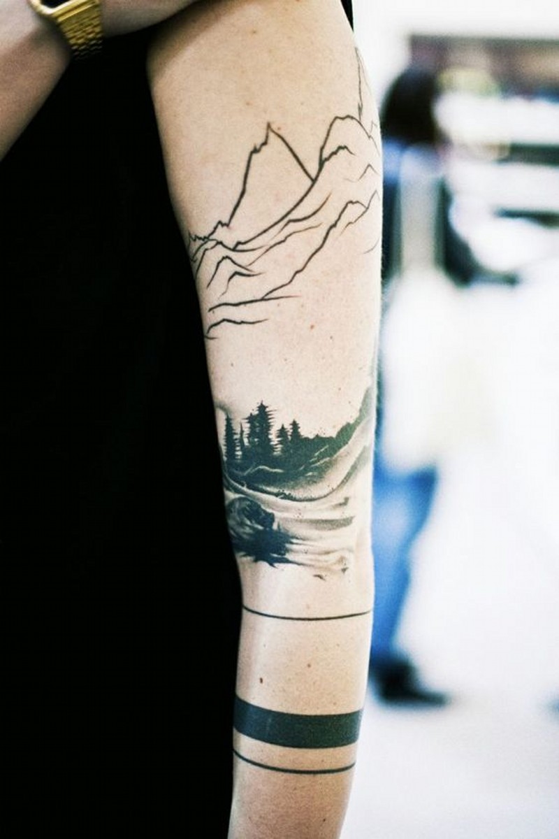手臂惊人的黑白森林与山脉纹身图案