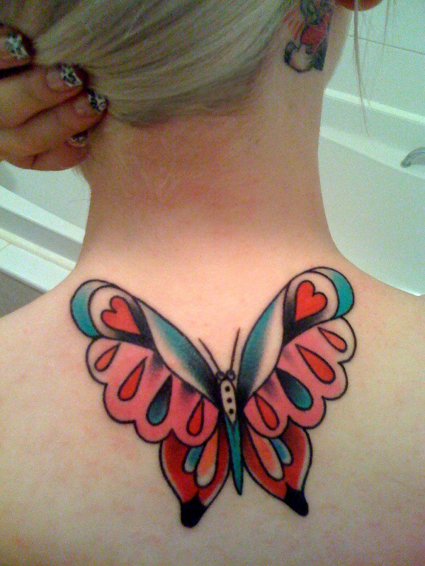 颈部传统的蝴蝶纹身图案