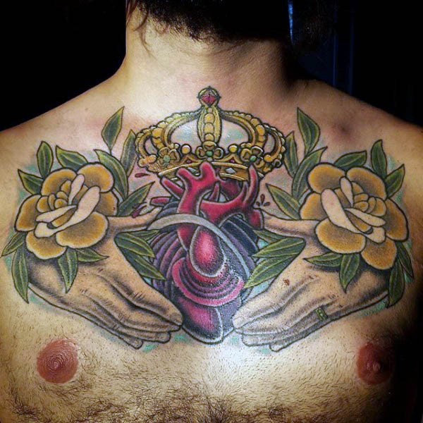 old school胸部彩色心脏与手花朵皇冠纹身图案