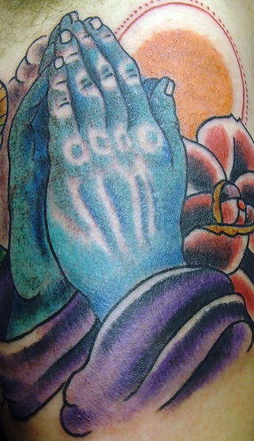 蓝色的祈祷之手和玫瑰纹身图案