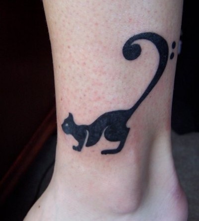 脚踝黑色的猫纹身图案