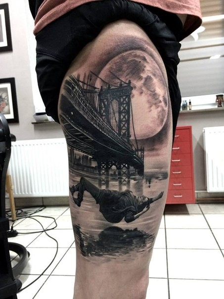 大腿写实黑灰女子从桥上摔下纹身图案