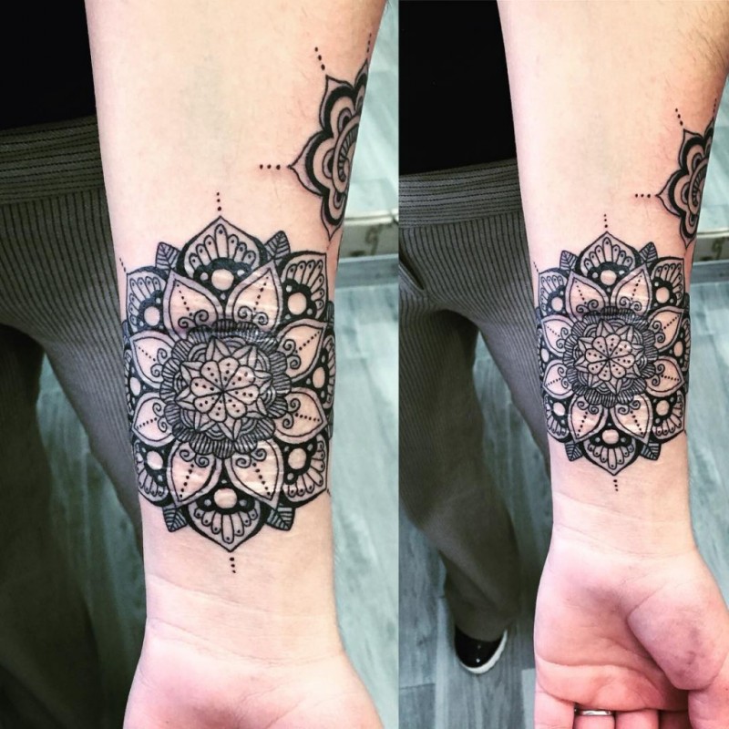 手腕漂亮的黑色梵花纹身图案
