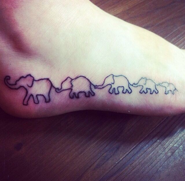 简单的黑色轮廓大象家族脚背纹身图案