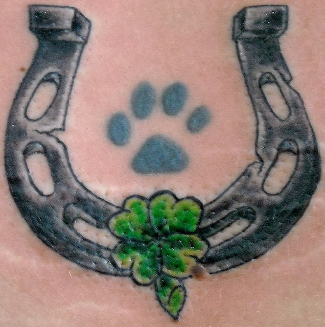 马蹄贴和四叶草动物爪印纹身图案