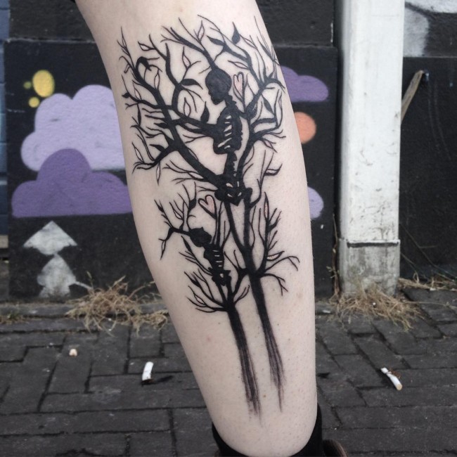 小腿神奇的黑色开花树与骨架家族纹身图案