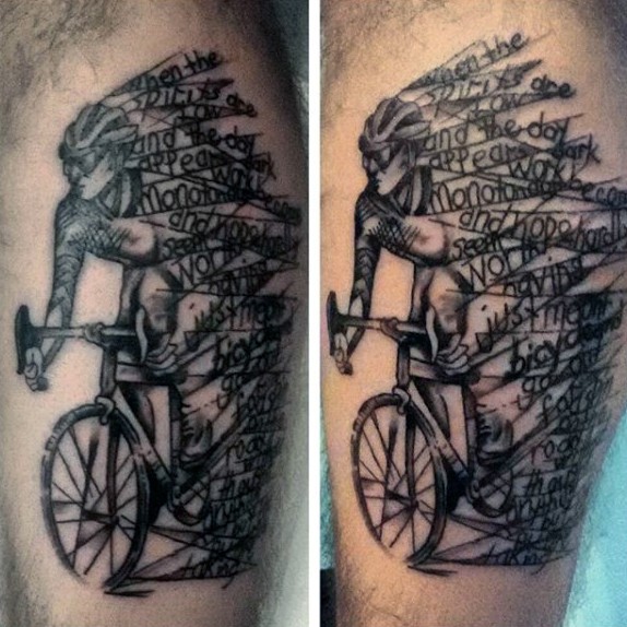 黑灰自行车骑手与字母纹身图案