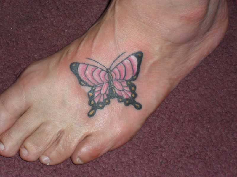 可爱的粉红色与黑色蝴蝶脚背纹身图案