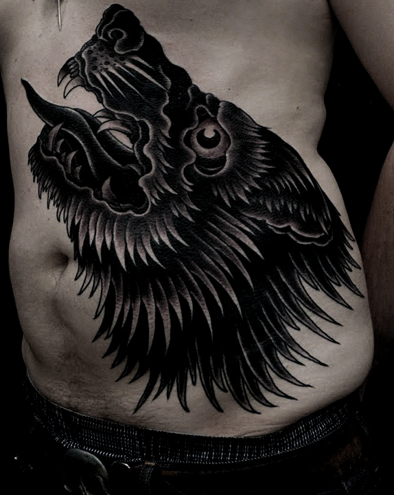 黑色的狼头腹部大面积纹身图案