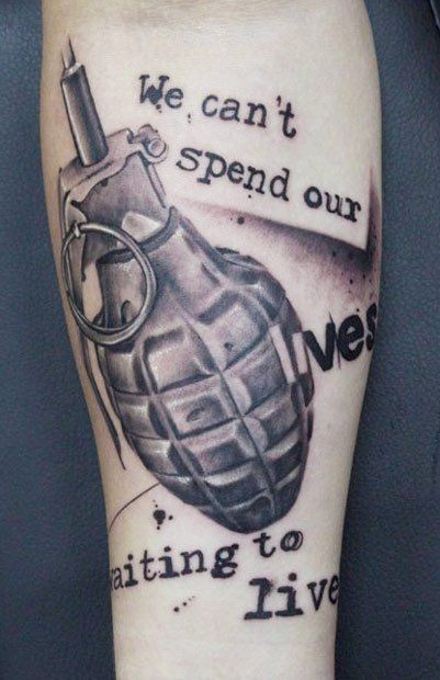 小臂黑白军用手榴弹结合字母纹身图案