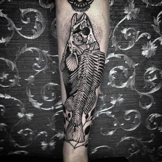 小臂黑色鱼骨架个性纹身图案