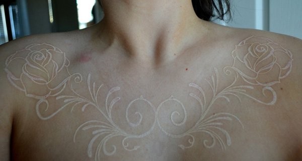 胸部白玫瑰隐形纹身图案