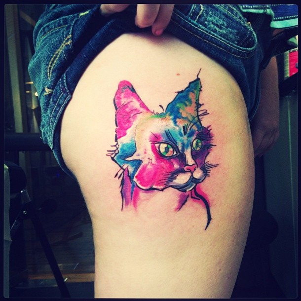 大腿上的水彩猫纹身图案