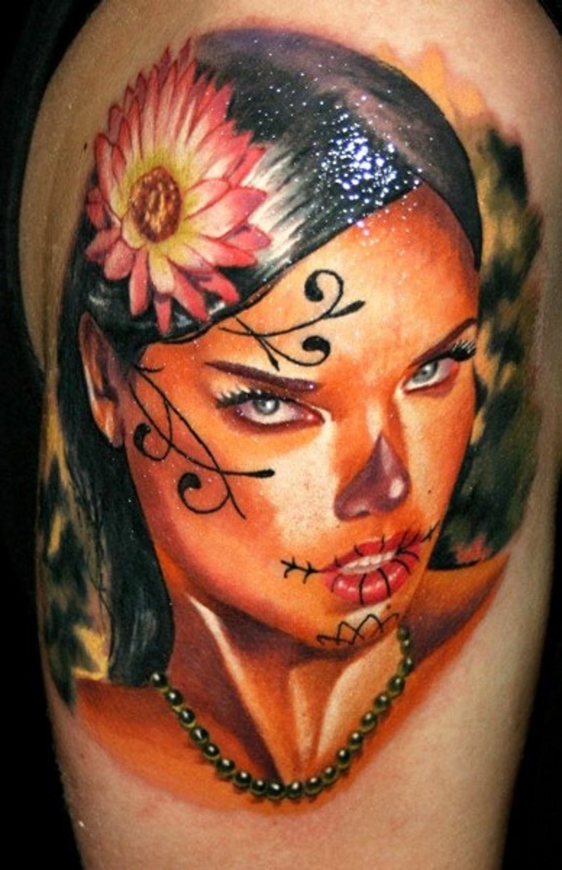 黑头发的女孩与粉红色花朵纹身图案