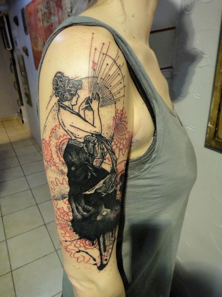 大臂黑色艺妓与红色花纹纹身图案