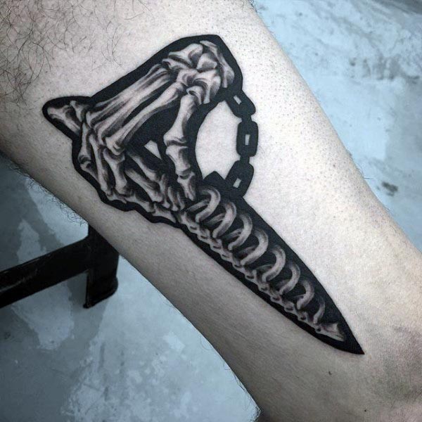 小腿神奇的黑白骨架手和匕首纹身图案
