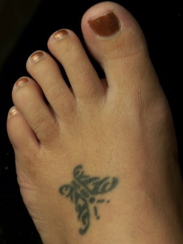 黑色的蝴蝶图腾脚背纹身图案