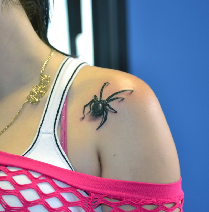 黑色小蜘蛛肩部纹身图案