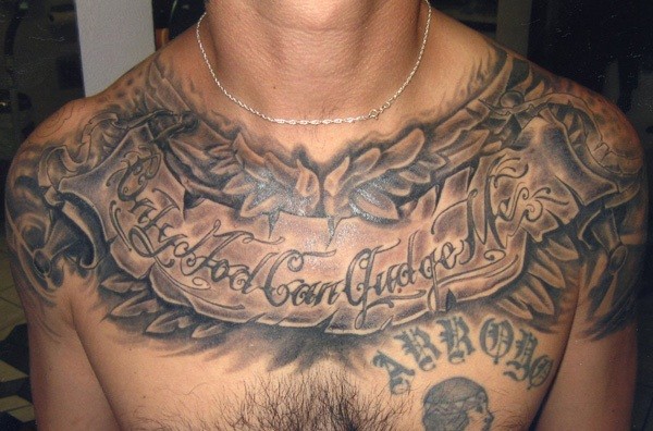 男子胸部英文字母个性纹身图案