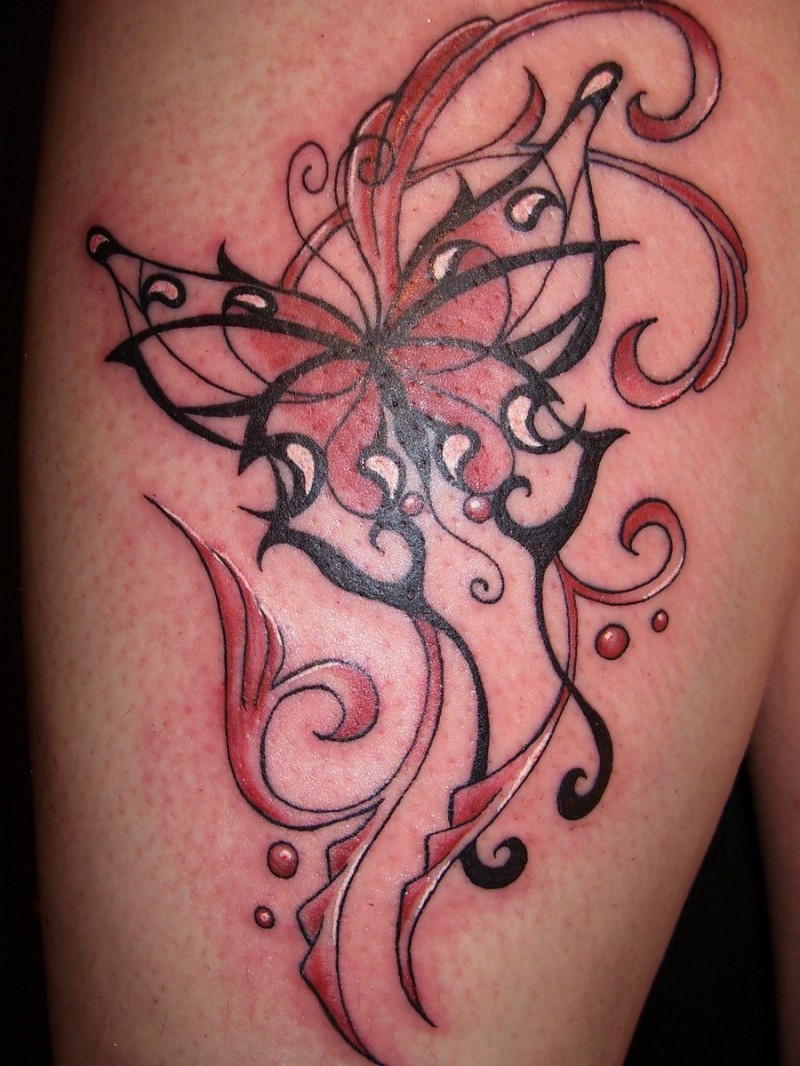 大腿红色的蝴蝶与图腾纹身图案