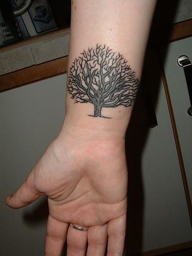 手腕黑色树纹身图案