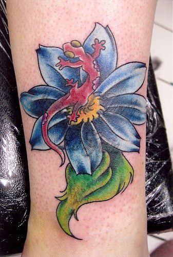 红蜥蜴和蓝色花朵纹身图案