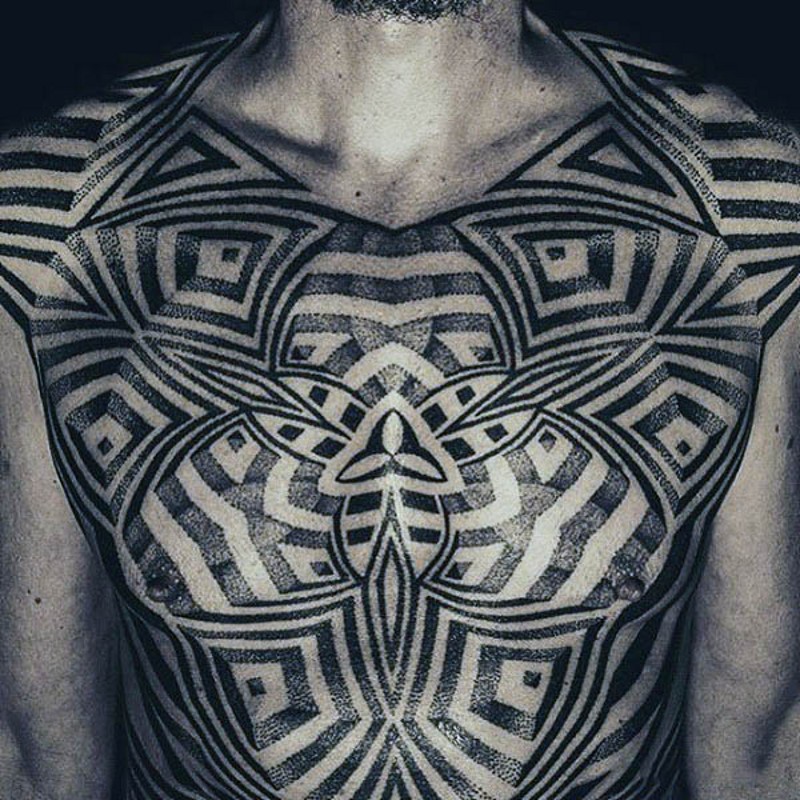 胸部巨大的黑白波利尼西亚图腾纹身图案