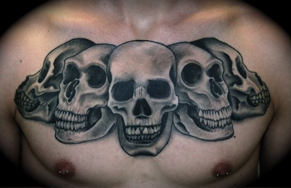 胸部一排个性的骷髅纹身图案