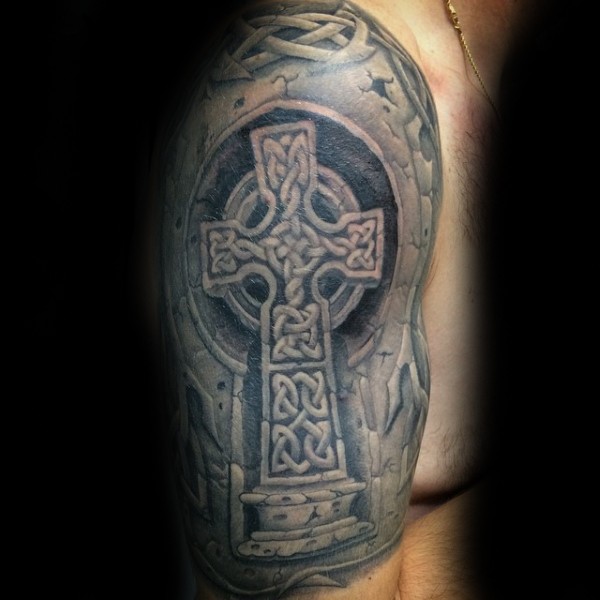 手臂凯尔特结十字架石雕纹身图案