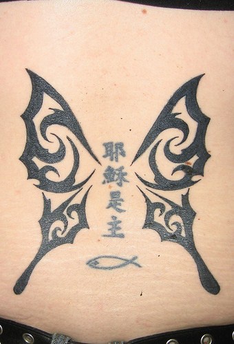 部落蝴蝶翅膀和中文纹身图案