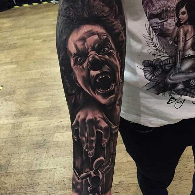 手臂恐怖电影风格彩色邪恶小丑纹身图案