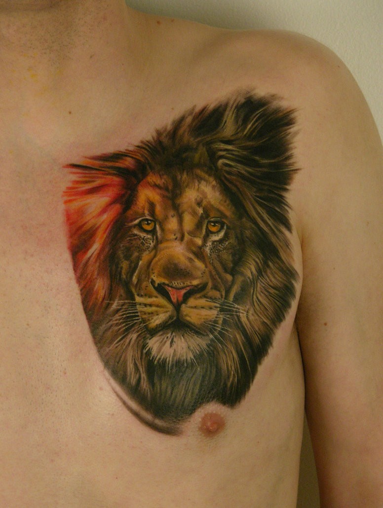 男子胸部狮子头部逼真纹身图案