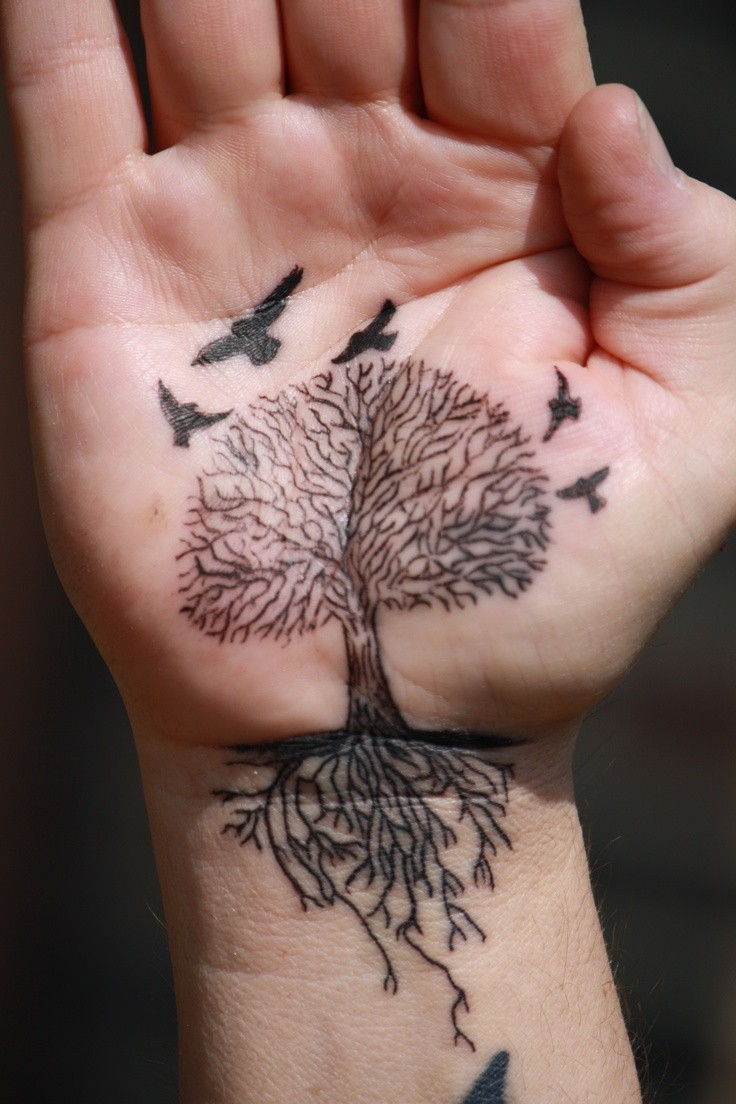 黑色树与根和小鸟手掌纹身图案