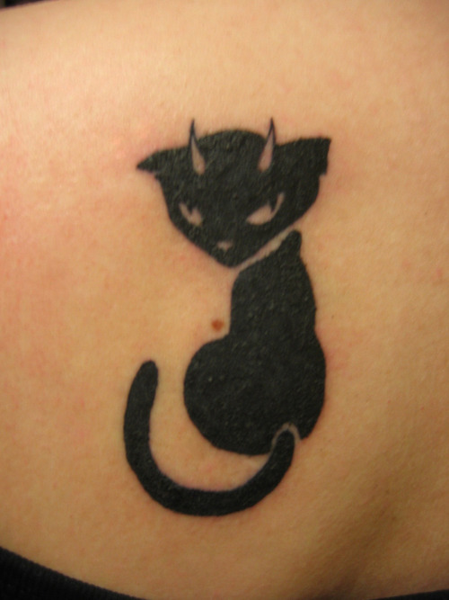 黑色恶魔小猫纹身图案