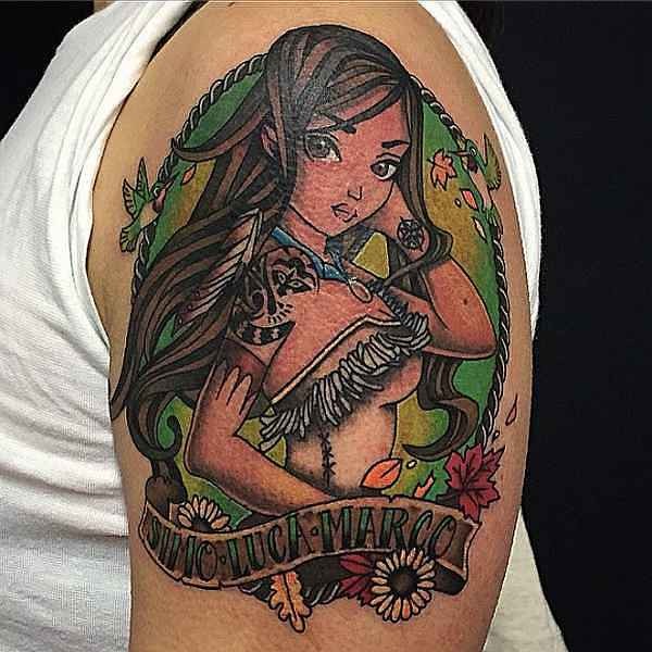 小臂彩色卡通印度女孩与字母和花朵纹身图案