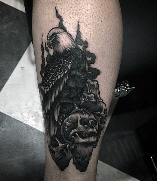 小腿黑灰鹰与骷髅纹身图案