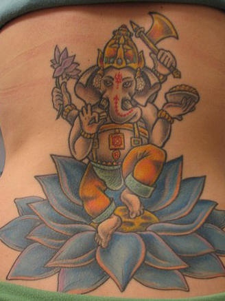 蓝色莲花和跳舞的象神纹身图案