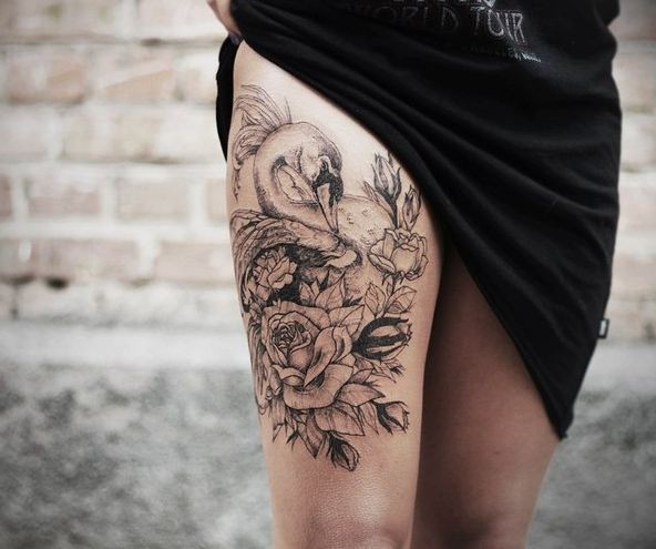 大腿黑灰色白天鹅和玫瑰纹身图案
