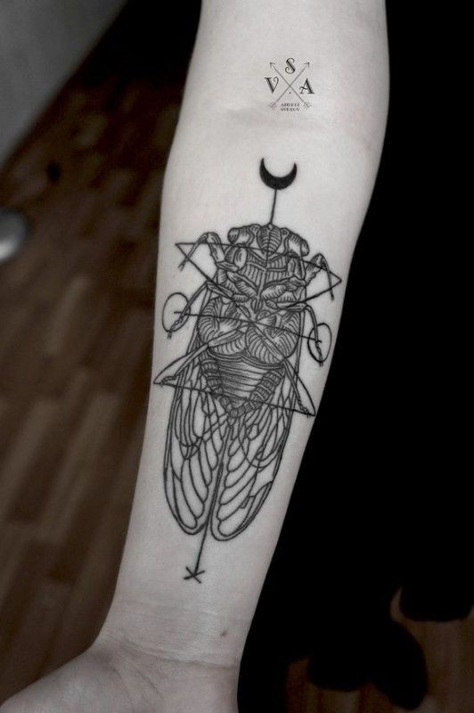 黑色几何昆虫小臂纹身图案
