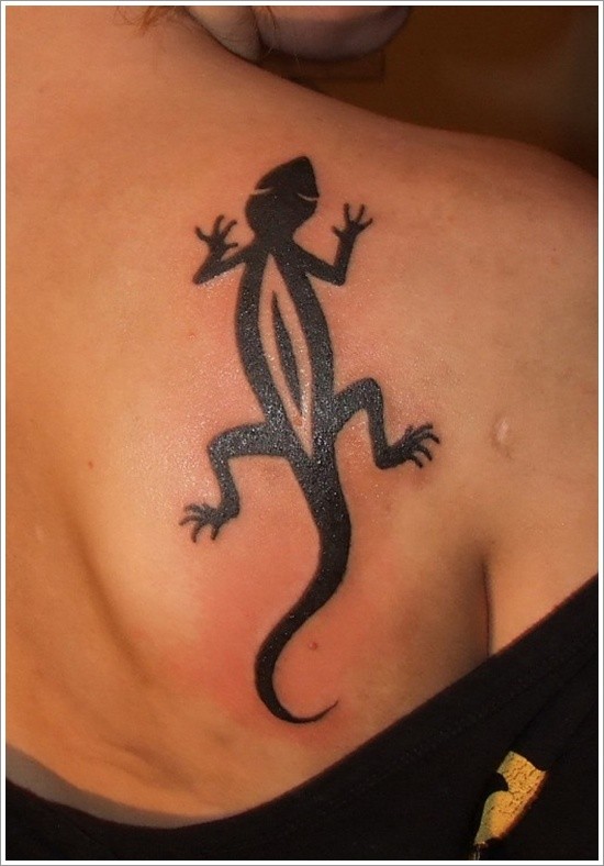 女生肩部黑色部落蜥蜴纹身图案
