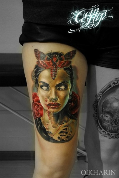 大腿彩色血腥女人肖像与蝴蝶纹身图案