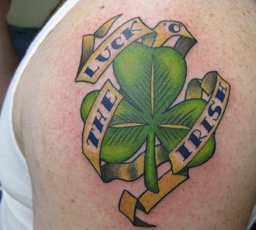 爱尔兰三叶草与字母纹身图案