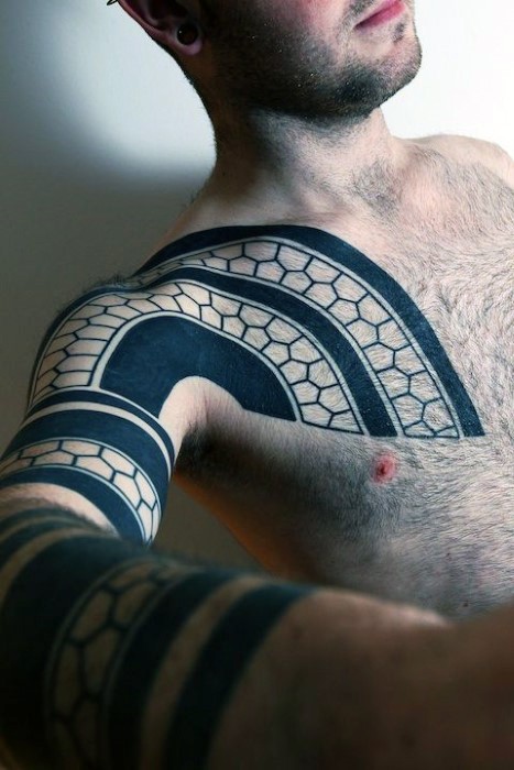 男性手臂和胸部部落风格黑白几何纹身图案