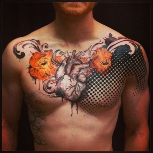 胸部写实人类心脏与彩色花卉纹身图案