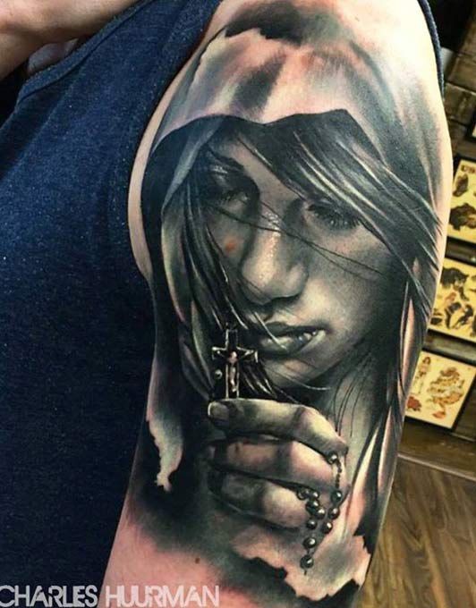 大臂逼真的黑白女人与十字架纹身图案