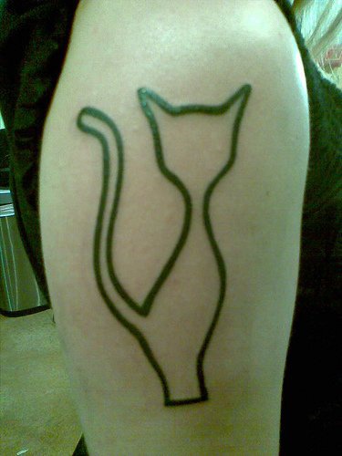 简约的猫剪影纹身图案
