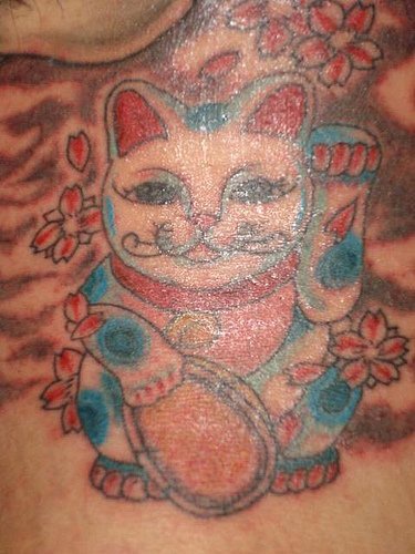 红色和蓝色的招财猫花朵纹身图案